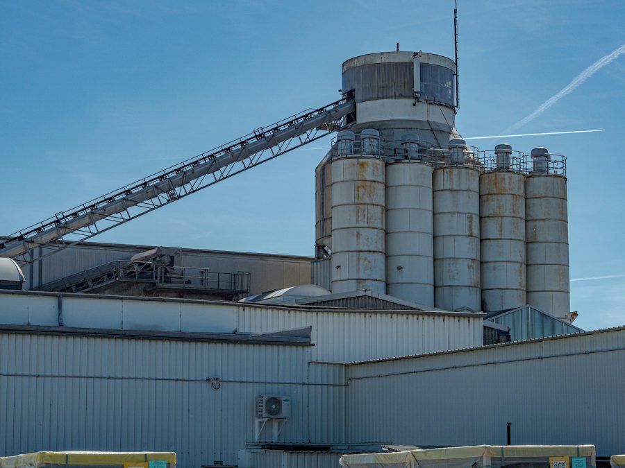 Cement silos with a conveyor gallery
